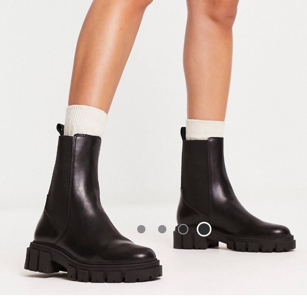 Chunky sleek Chelsea boots